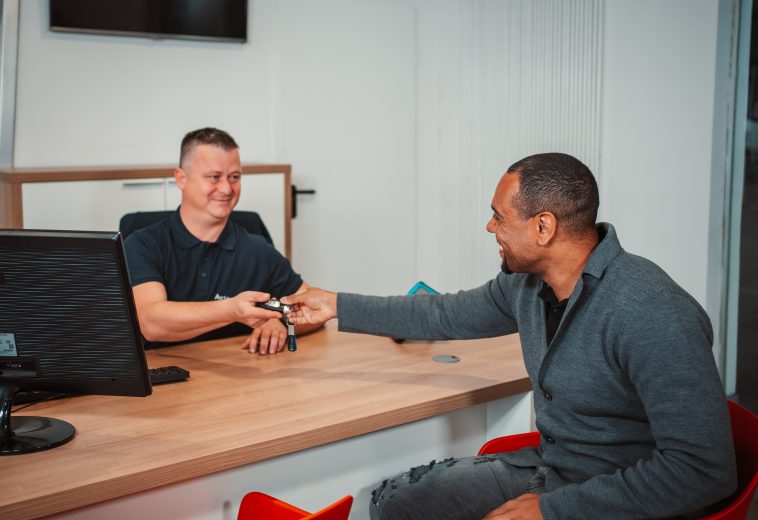 Se v 2026 bolj splača nov ali rabljen avto?